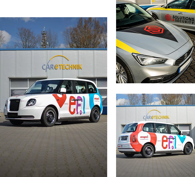 Individuell folierte Firmenfahrzeuge vor einem Caretechnik-Gebäude, darunter ein Auto mit bunter Beschriftung und ein Solutions 4 Security Fahrzeug.